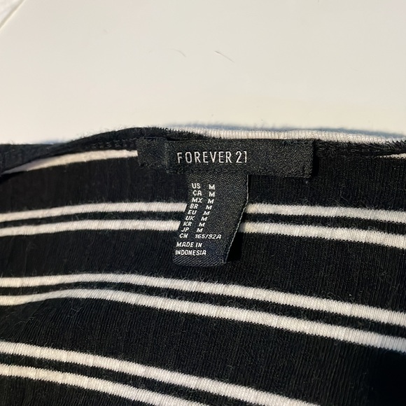 Striped crop top with small zipper in the middle - Picture 3 of 3